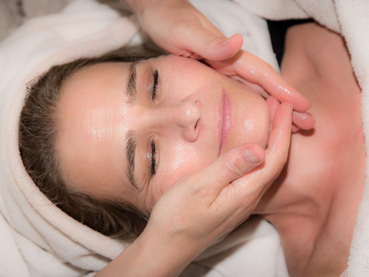 Application d'un soin pour la peau du visage
